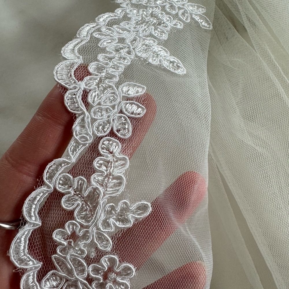 Great condition ivory bridal veil with lace trim - Picture 5 of 5